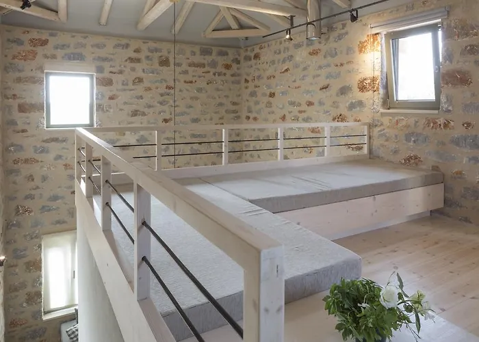 Mythies - In Mani Lévktron